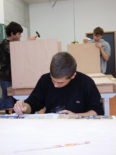 Projekt Theke47.JPG - Eren beim Streichen der Tafel.